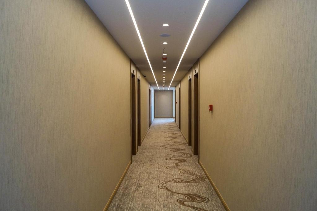 地拉那Red Hill Hotel的一条长过道的走廊,长过道的长度为