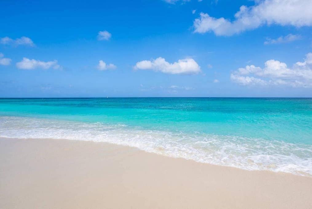 乔治敦Beach Living at Island Pine Villas BLP的一片拥有大海和蓝天的海滩