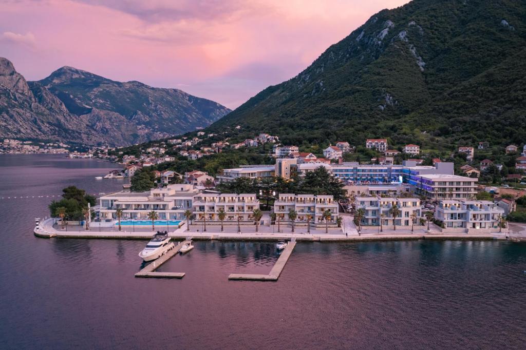 科托尔Hyatt Regency Kotor Bay Resort的一群山水上的建筑