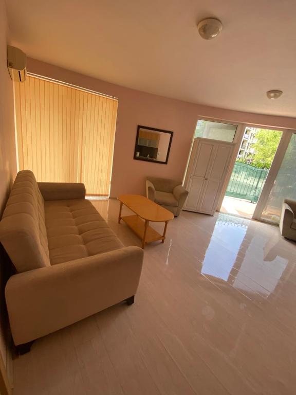 阳光海滩Stella Polaris 1 Apartments的客厅配有沙发和桌子