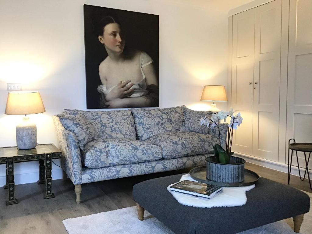 普里茅斯Griffin的客厅配有沙发和墙上的绘画