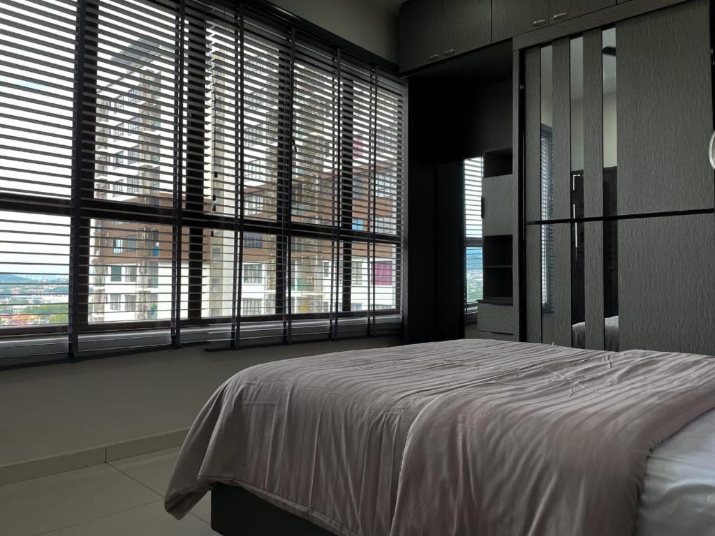双溪毛糯Sg Buloh Cozy Apartment WiFi & Netflix (Rahman Putra) (6pax)的一间卧室设有一张大床和大窗户