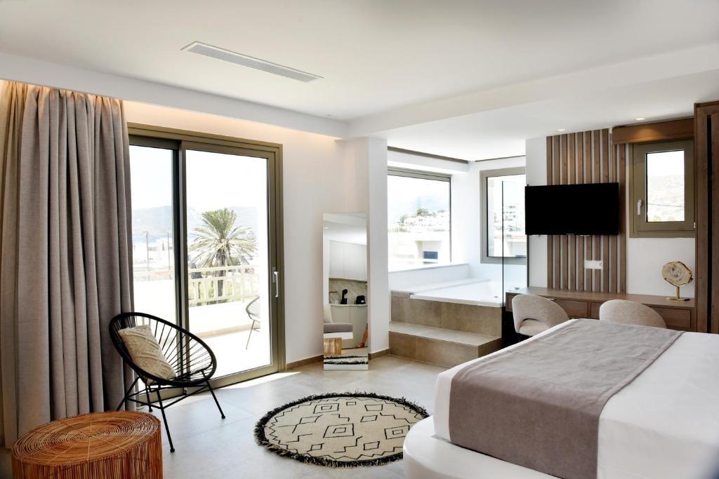 阿达玛斯Anais Milos Suites的酒店客房设有一张床和一个阳台。