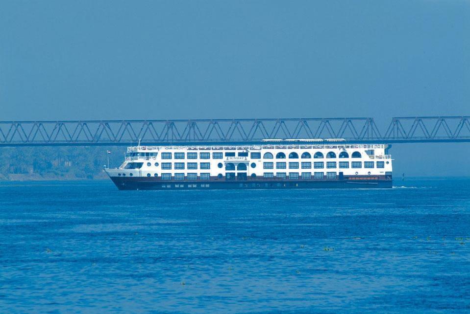 卢克索Movenpick MS Sunray Nile Cruise 4 / 7 Nights Each Thursday From Luxor - 3 Nights Each Monday From Aswan的桥边的水中一艘大船