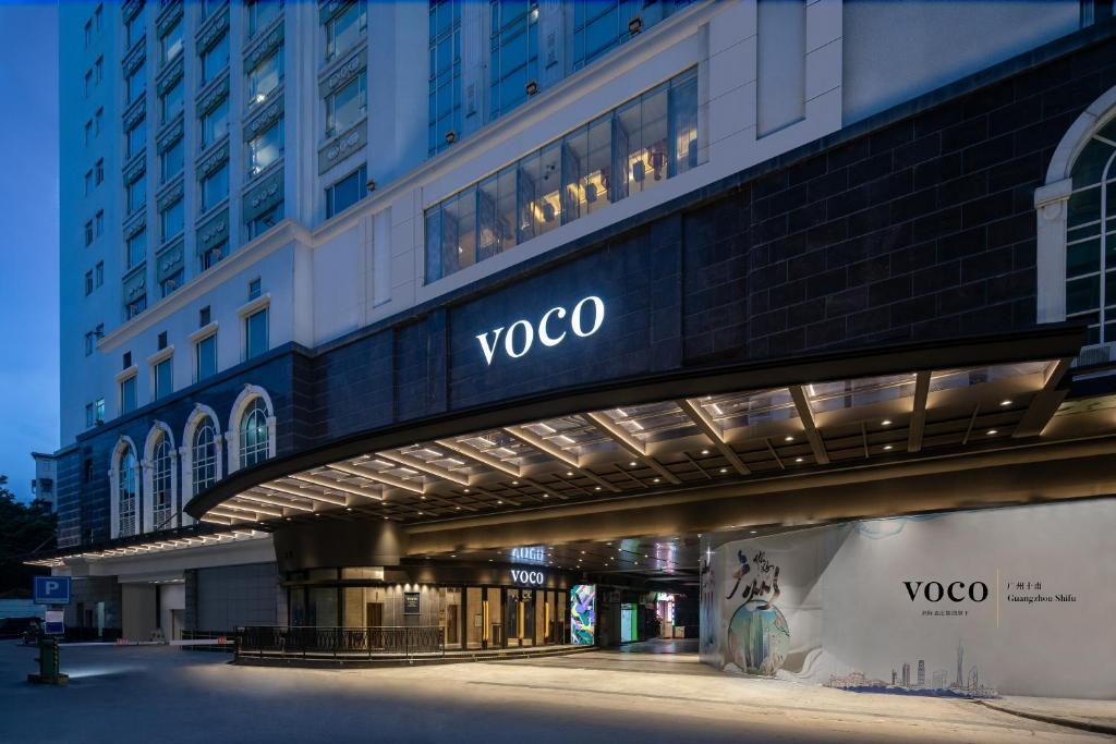 广州voco Guangzhou Shifu, an IHG Hotel的享有夜间时尚建筑的景致