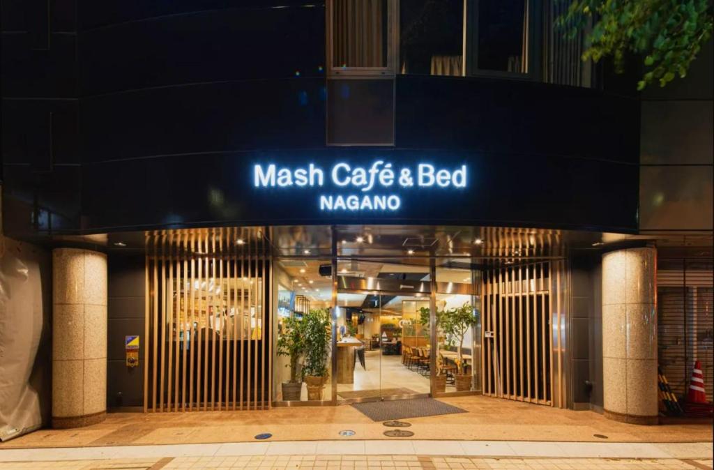 长野Mash Cafe & Bed NAGANO的大楼内的mashica咖啡和餐厅