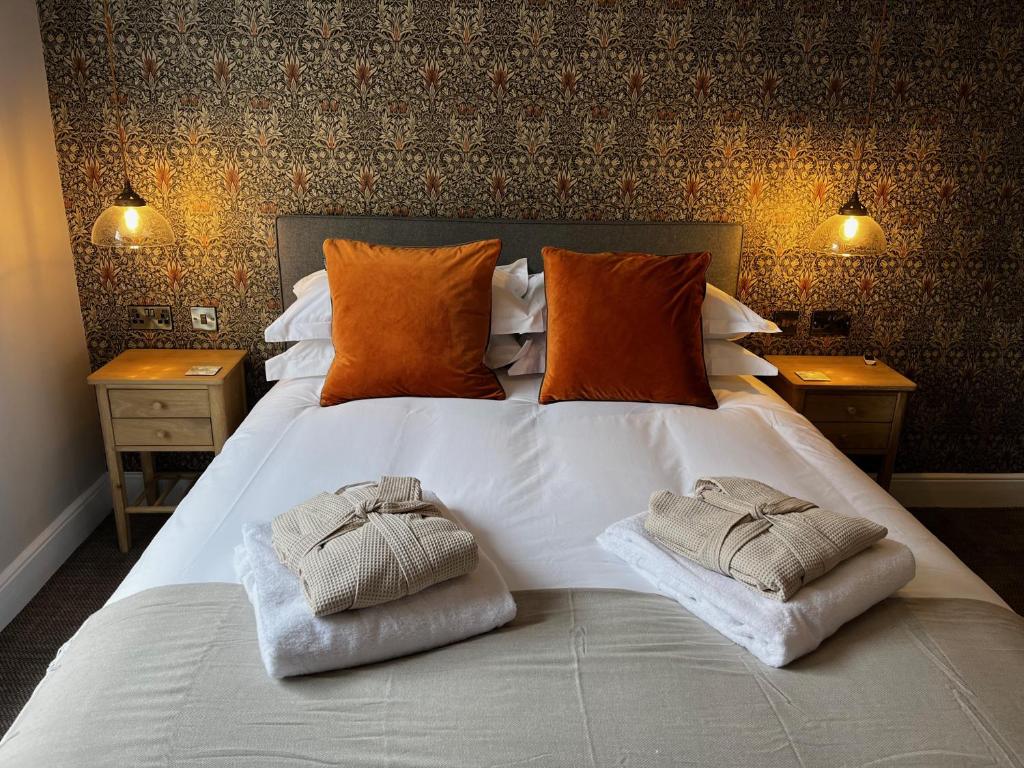ManningtreeThe Crown Pub and Hotel的一张带两个枕头的大白色床