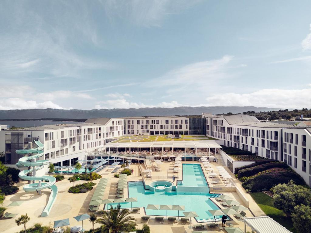 扎达尔法肯斯特尼狄亚多拉家庭酒店的享有带游泳池和滑梯的度假村的空中景致