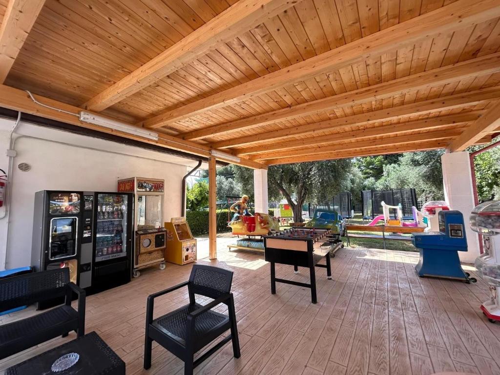 维耶斯泰Appartamenti Vacanze Minervino的庭院设有木制凉亭和桌椅