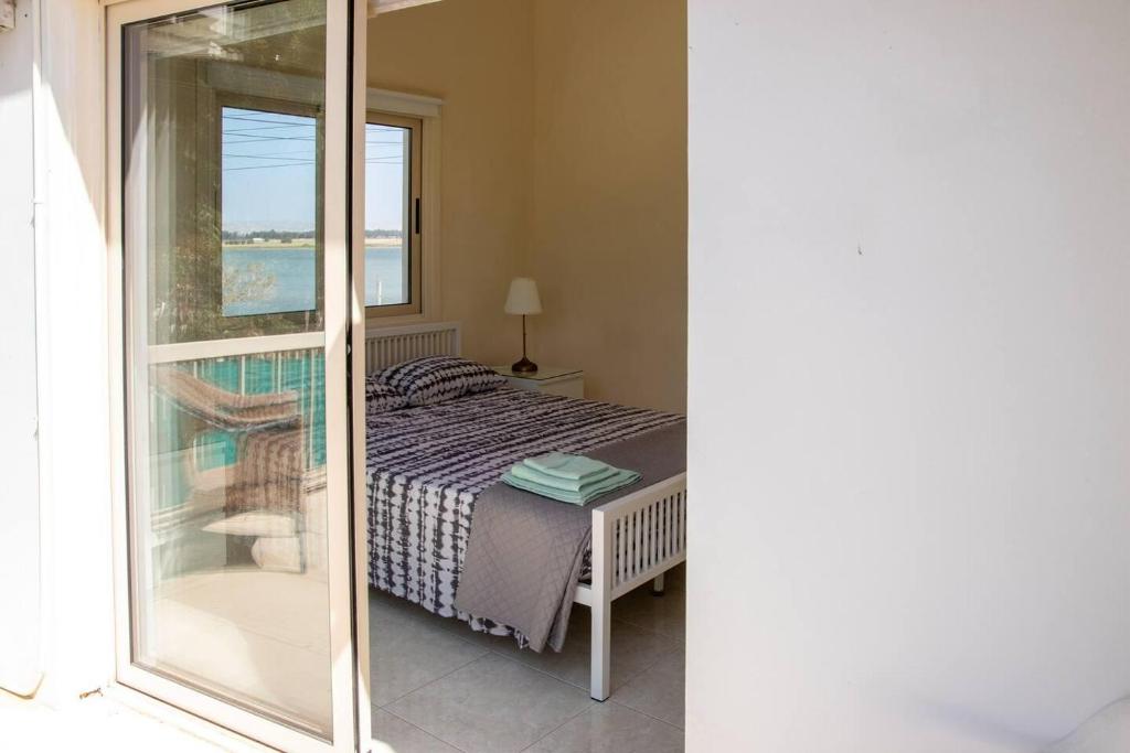 梅内乌Captivating Lake & Oceanview Getaway House的一间卧室配有一张床,享有海景