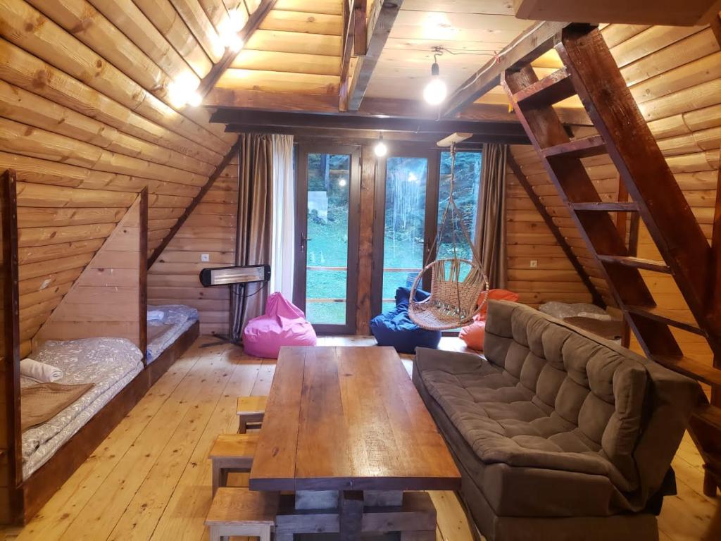 安布罗劳里Cottage Sochi的小屋内的客厅配有沙发和桌子