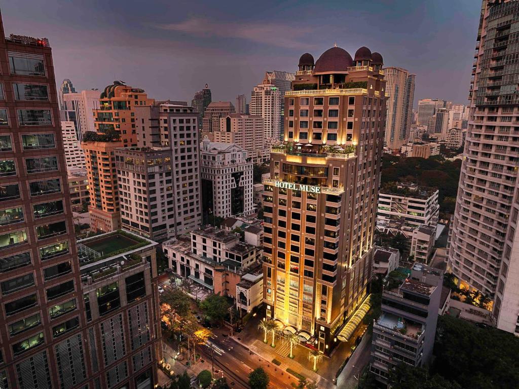 曼谷美憬阁曼谷缪斯廊双酒店的享有城市天际线和高楼的景色