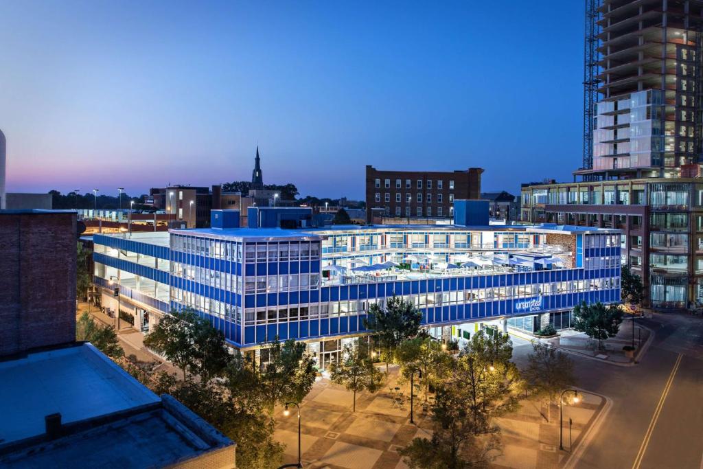 达拉姆Unscripted Durham, Part of JDV by Hyatt的城市中带蓝色窗户的办公楼