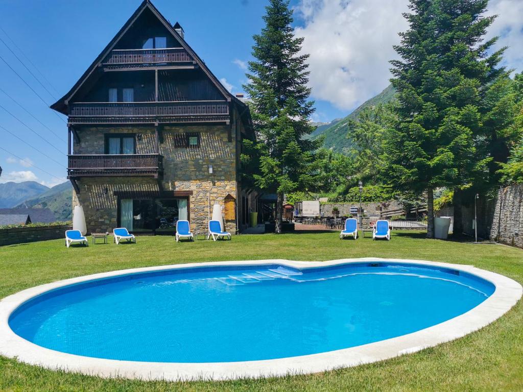 特雷多斯Hotel de Tredós Baqueira, Affiliated by Meliá的一座房子的院子内的游泳池