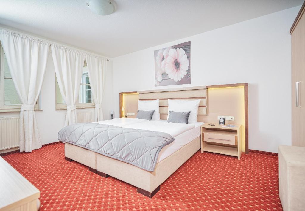 斯图加特阿帕特商务酒店的一间卧室配有一张大床和红地毯