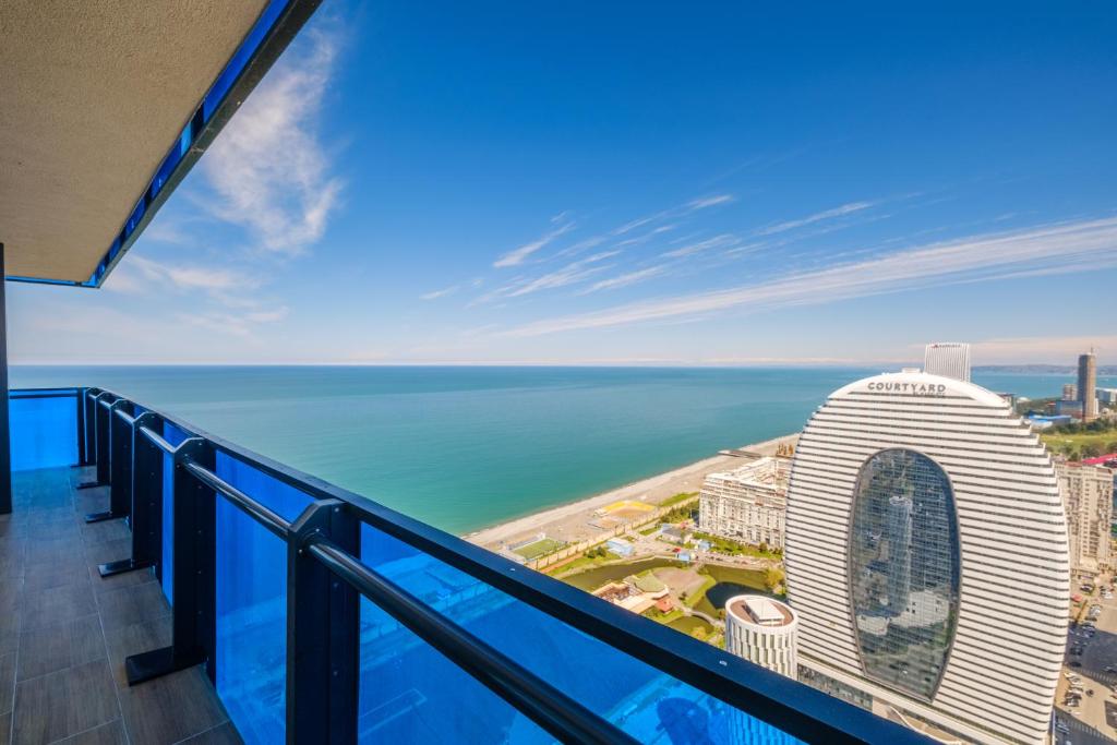 巴统Orbi City Hotel Official D Block的从大楼的阳台上可欣赏到海景