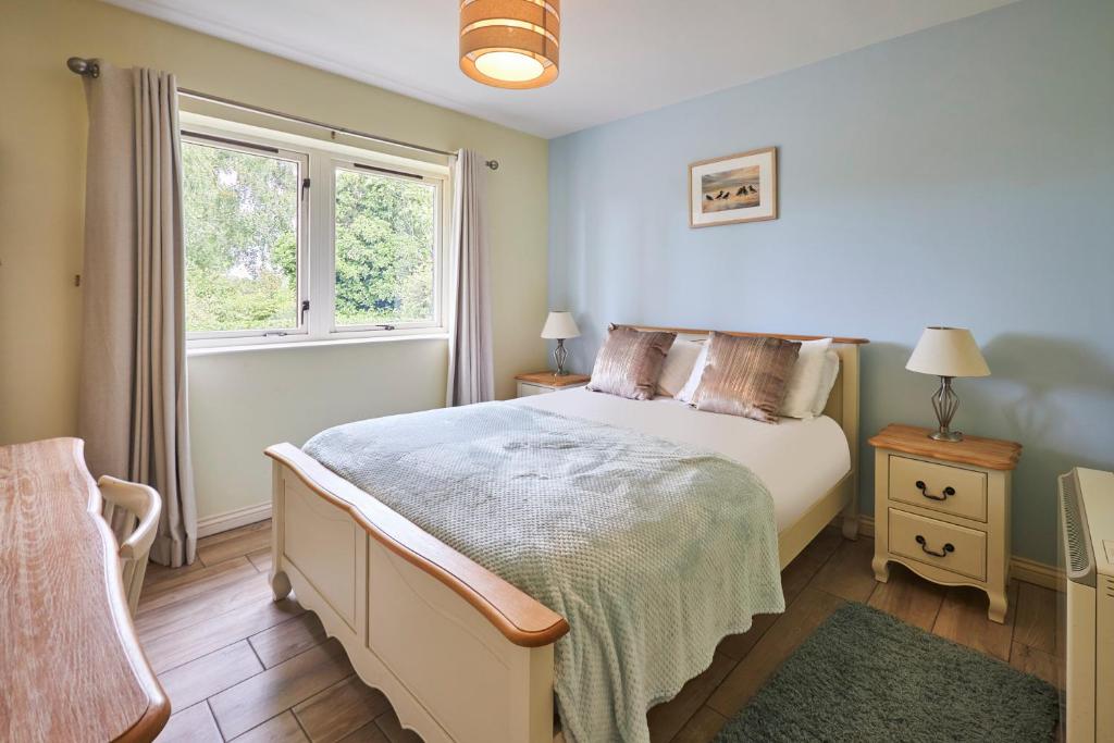 贝尔福德Host & Stay - Sandpipers的一间卧室设有一张床和一个窗口