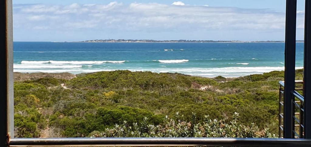 开普敦Beachfront 3-bedroom with Robben Island views的从窗户可欣赏到海景