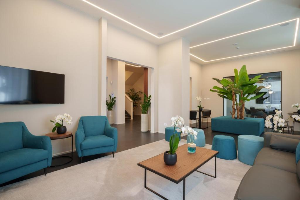 维亚雷焦Vi Suites的客厅配有蓝色椅子和电视
