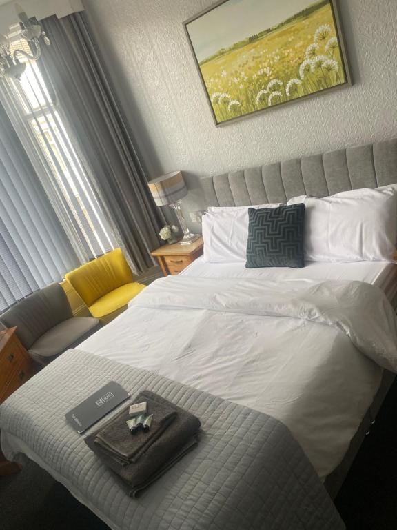 布莱克浦Bradburys of Blackpool的酒店客房,配有一张床铺,上面有一本书