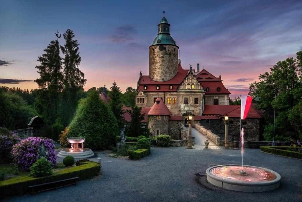 莱希纳扎梅科佐查酒店的花园内一座带钟楼的传统城堡