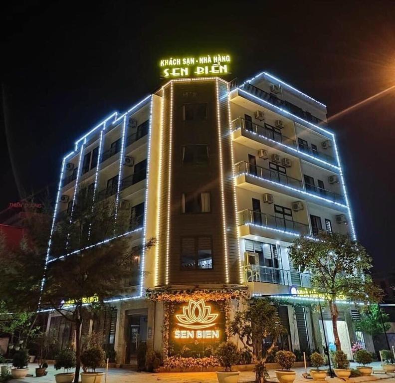 岑山Sen Biển Hotel FLC Sầm Sơn的一座建筑物,上面有夜间标志