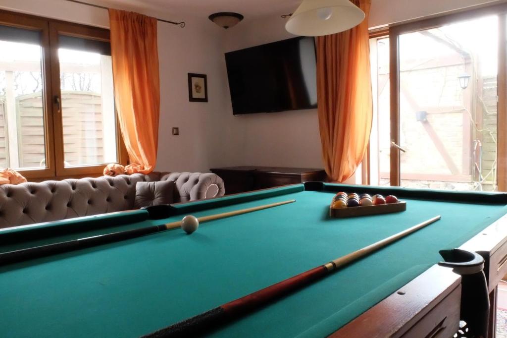 格丁尼亚Apartament Bilard nad Bałtykiem的客厅配有台球桌和沙发