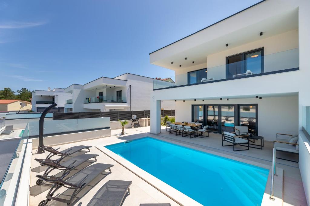 科里米诺Villa Terra Bianca的一座带游泳池的房子的图象