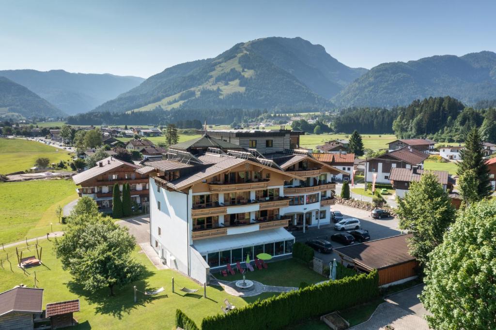 克森Hotel Waidachhof的享有村庄的空中景色,以群山为背景