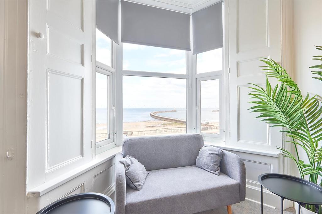 桑德兰5 Roker Terrace - Seaview apartments的客房设有可欣赏海滩景致的窗户。