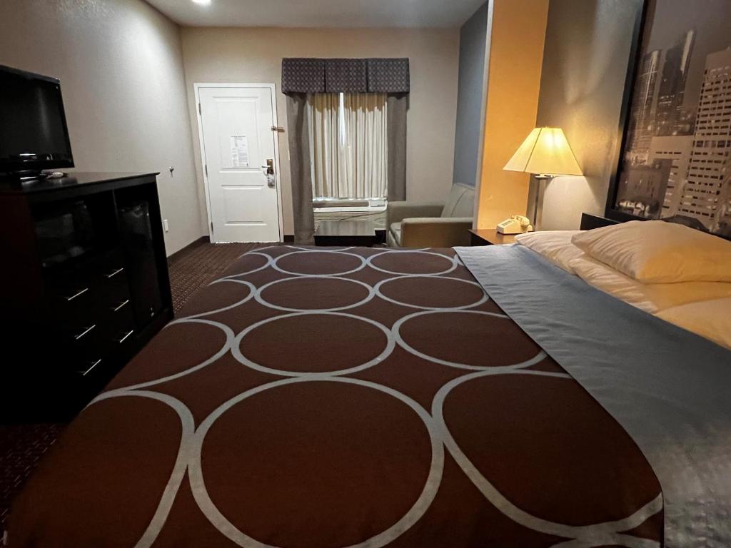 Center中心速8汽车旅馆的酒店客房设有一张大床和一台电视。