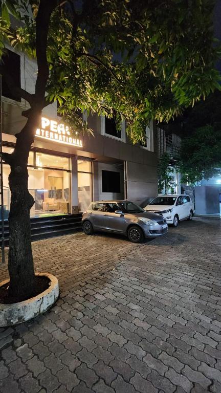 孟买Peace International的两辆汽车停在大楼前的停车场