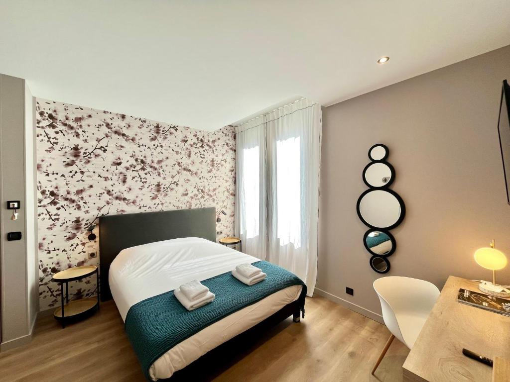 兰斯Le Five Tellier - Blossom的一间卧室配有一张带花卉墙壁的床