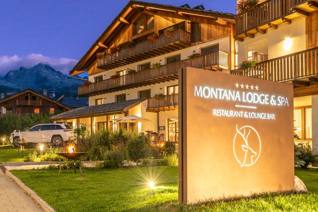 拉特乌伊莱Montana Lodge & Spa, by R Collection Hotels的建筑物前草上的标志