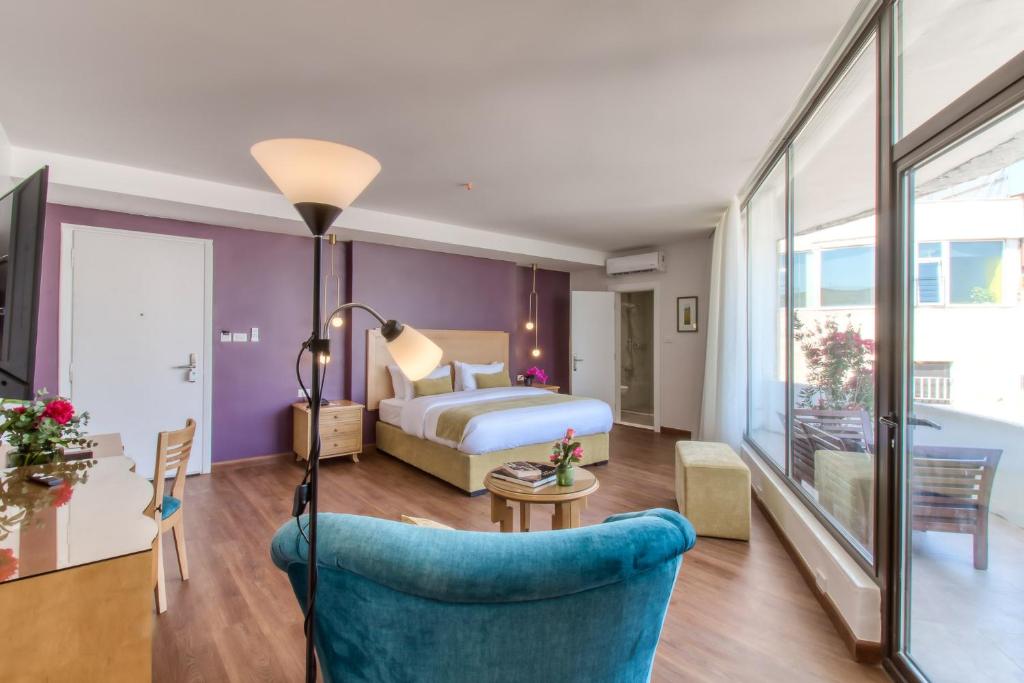 安曼丽湾酒店的酒店客房,配有一张床和一张蓝色椅子