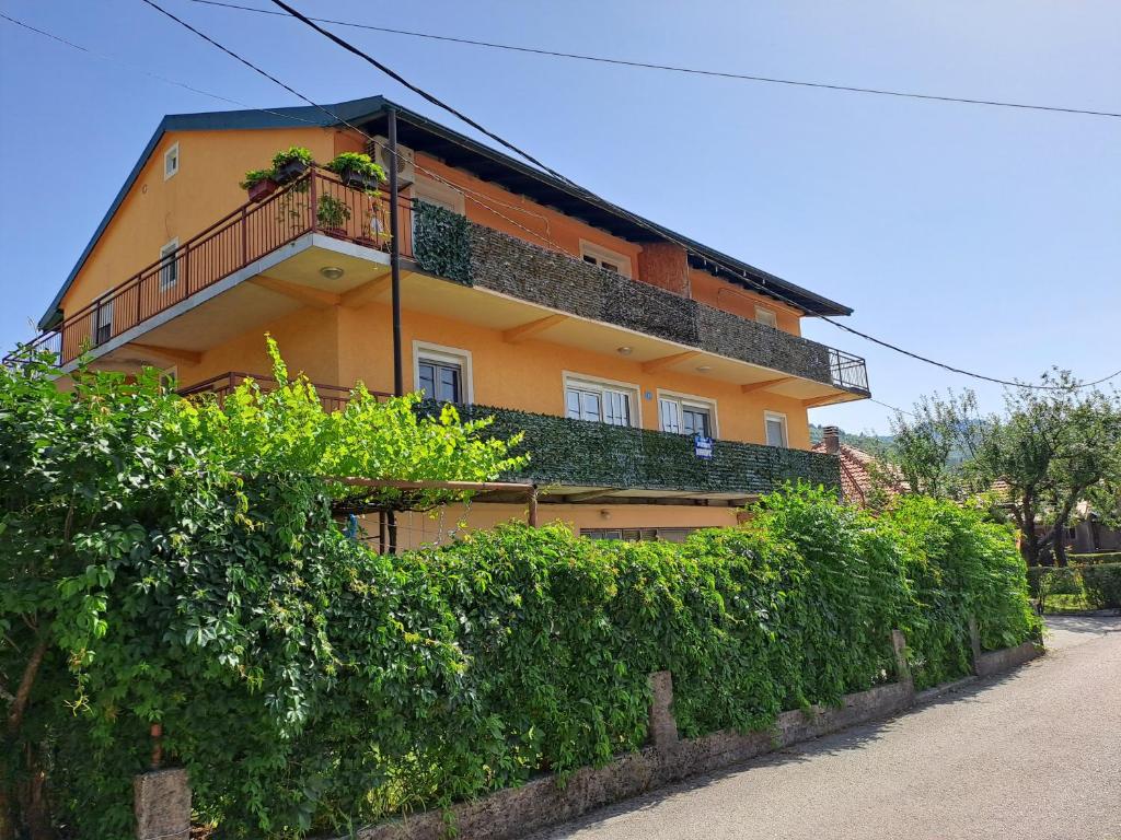采蒂涅Apartments Mirković的前面有 ⁇ 形的黄色房子