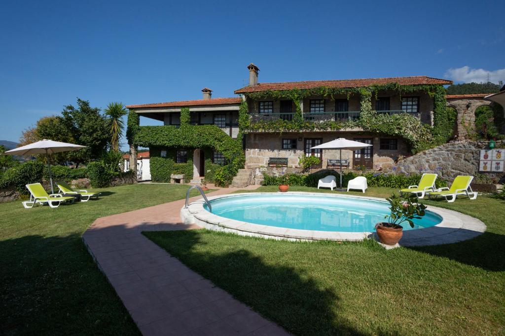 雷森迪Quinta da Graca- Complexo Turistico的庭院中带游泳池的房子