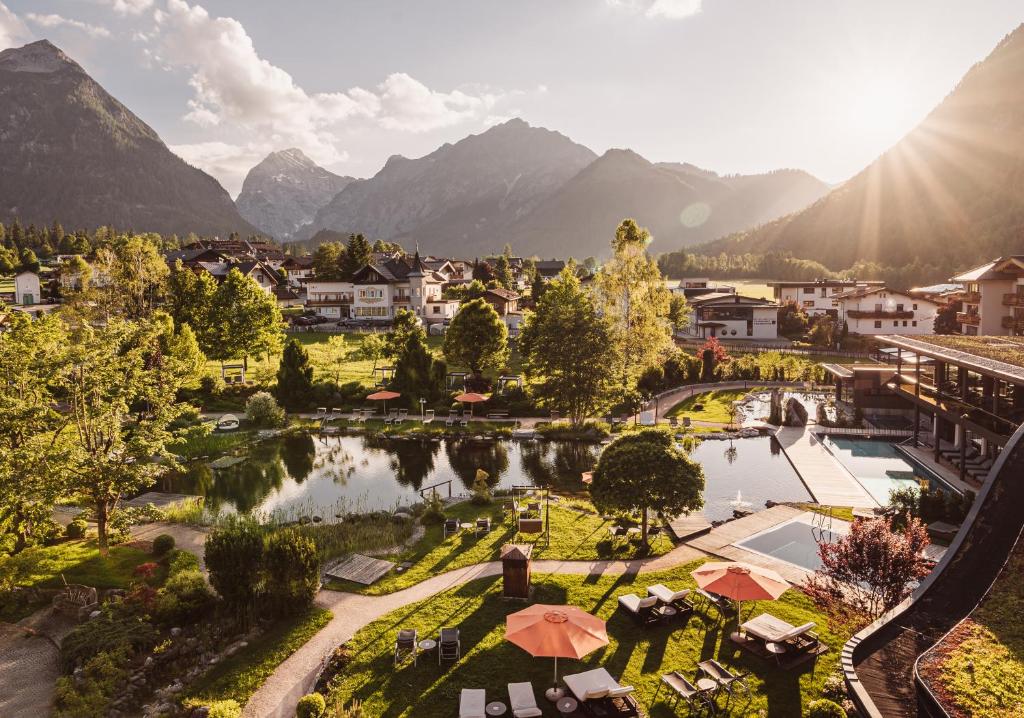 佩尔蒂绍Rieser Achensee Resort的享有度假胜地的空中景致,以山脉为背景