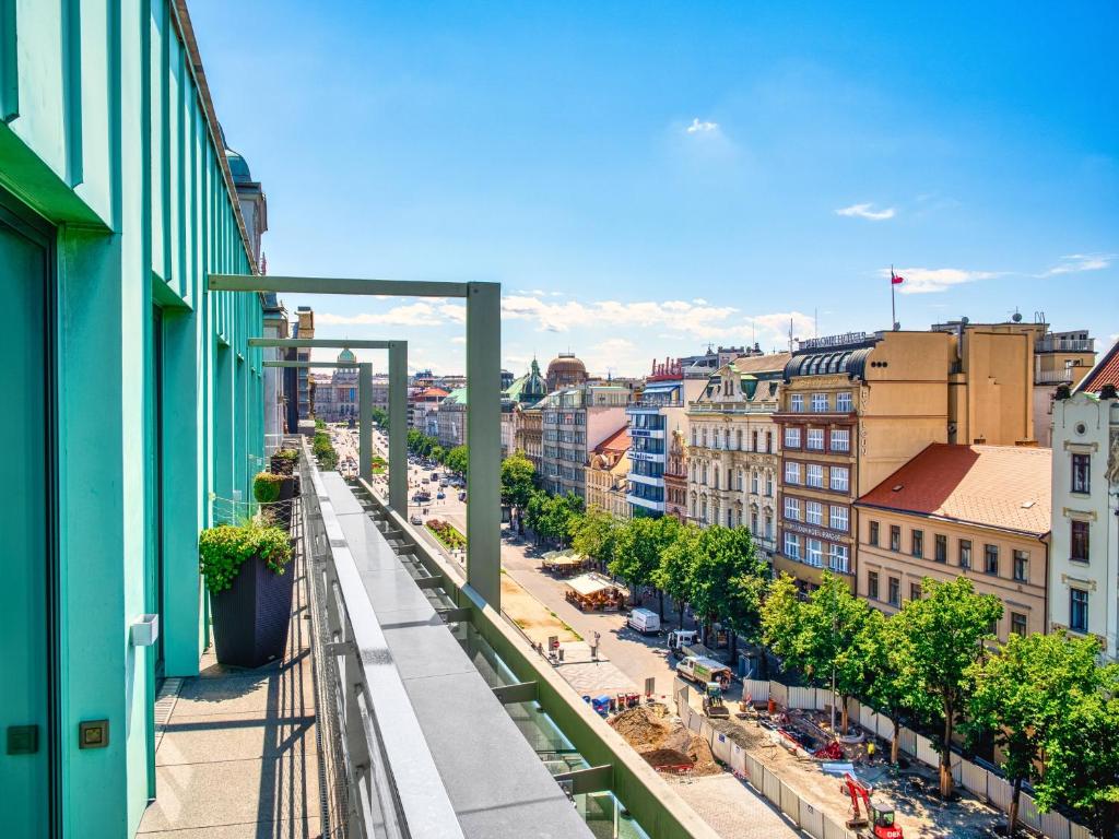 布拉格VN3 Terraces Suites by Adrez的阳台享有城市街道的景致。