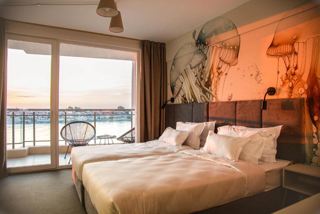 索佐波尔Hotel Antea的一间卧室设有一张床,享有海景