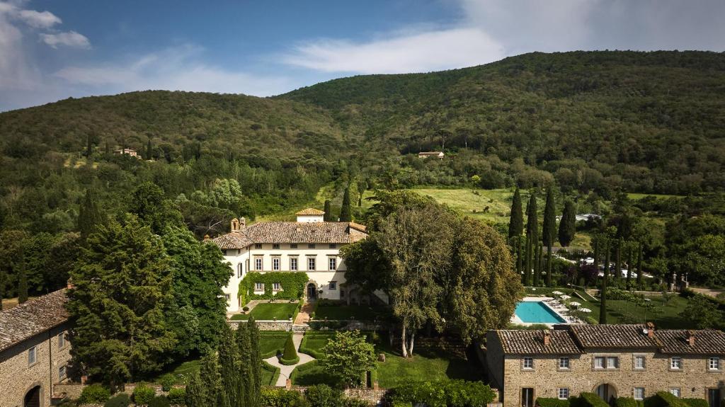 科尔托纳Villa di Piazzano - Small Luxury Hotels of the World的山景豪宅的空中景观
