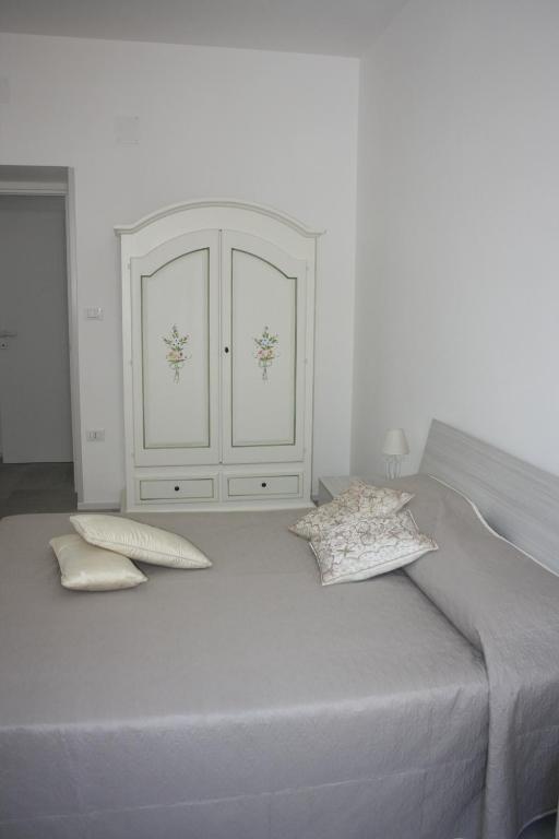 切列梅萨皮卡La Mia Villa的一张带两个枕头的床和一个橱柜