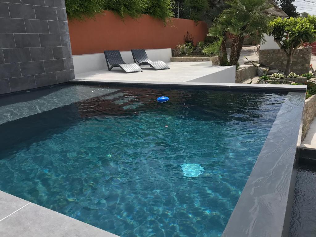 奥利维拉Campagne luxueuse de Sitges的后院的蓝色海水游泳池