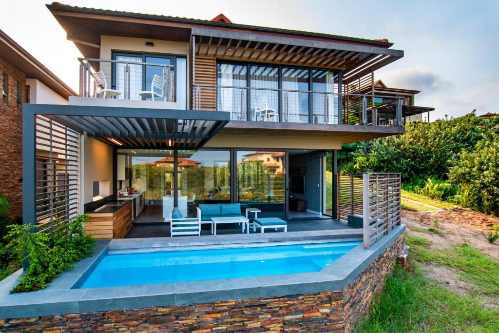 巴利托Oceans Edge 5, Zimbali Estate的房屋前设有游泳池的房屋