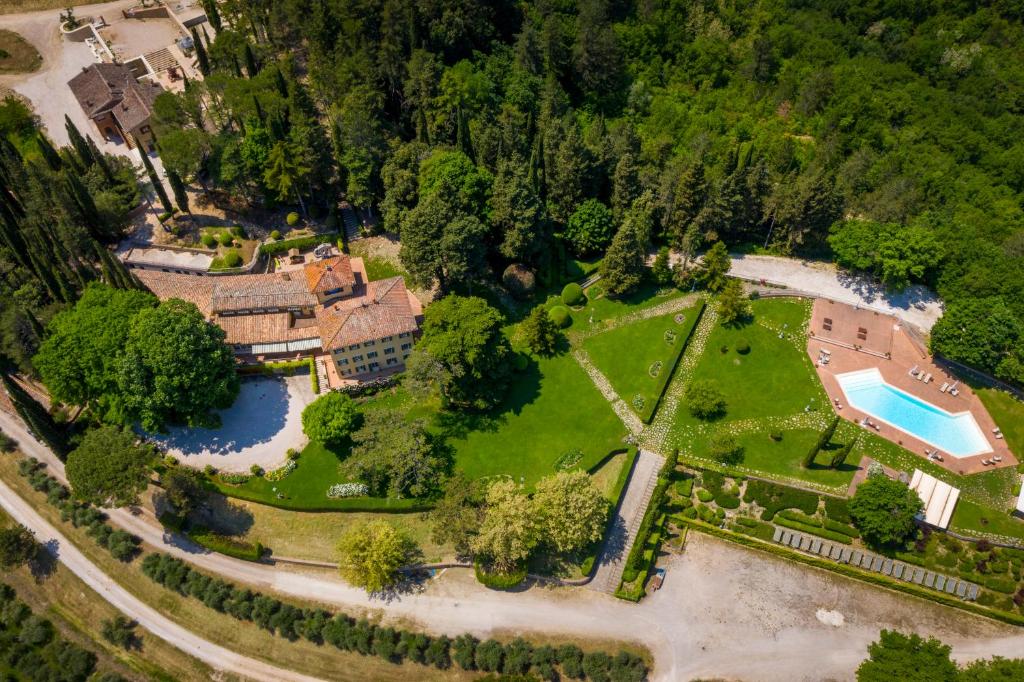佩鲁贾Il Castellaro Country House的享有庄园的空中景致,设有游泳池和房屋
