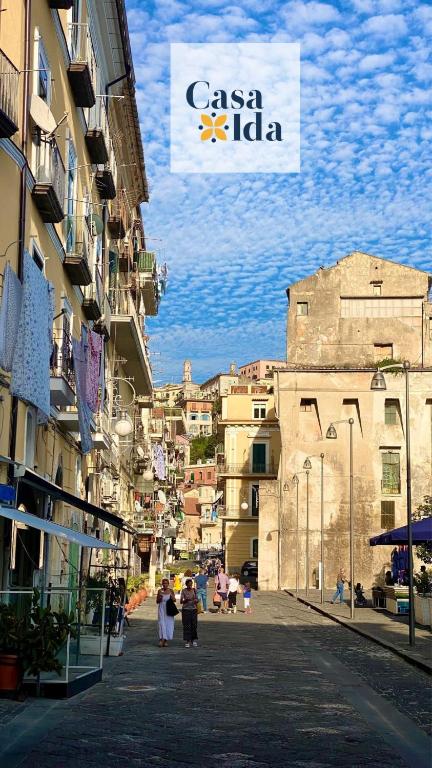 维耶特里Amalfi Coast Casa Ida的一群人沿着街道走着,街道上有许多建筑