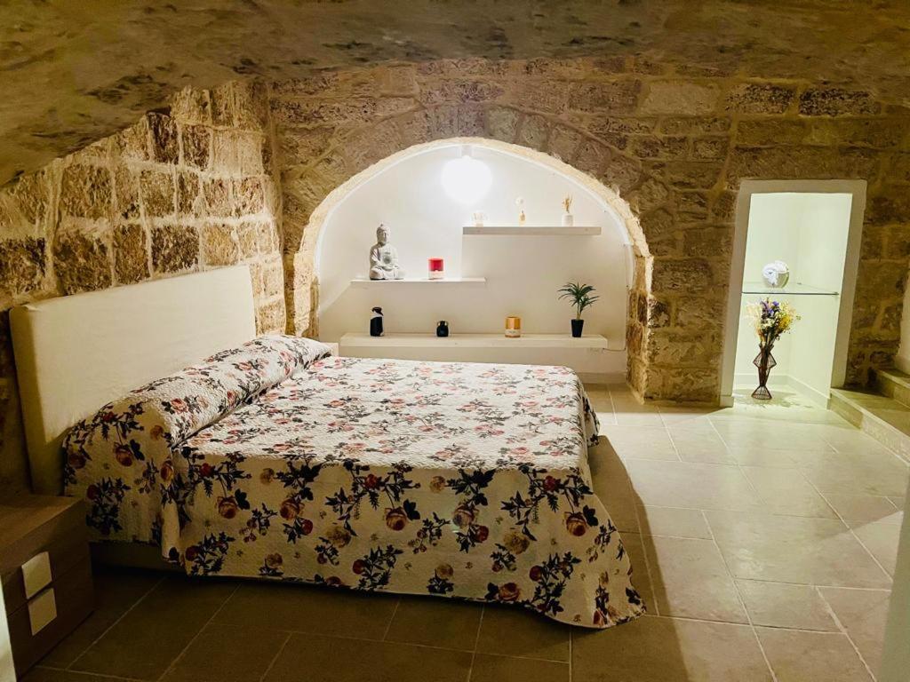 巴里Le Mura di Gabry的卧室配有一张石墙床