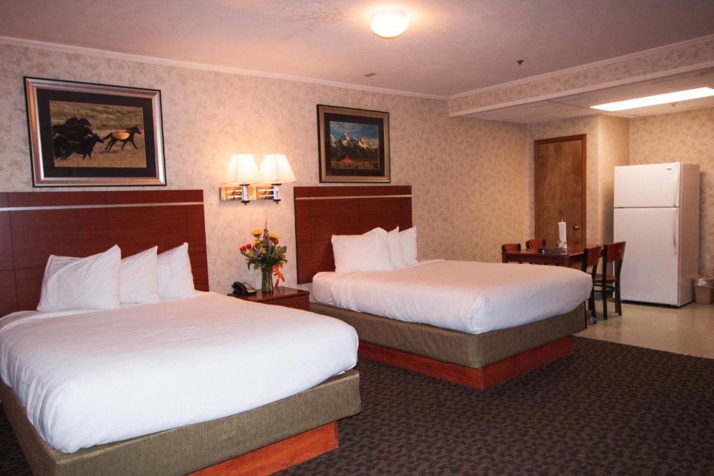 西黄石布兰丁艾伦酒店的酒店客房配有两张床和一台冰箱