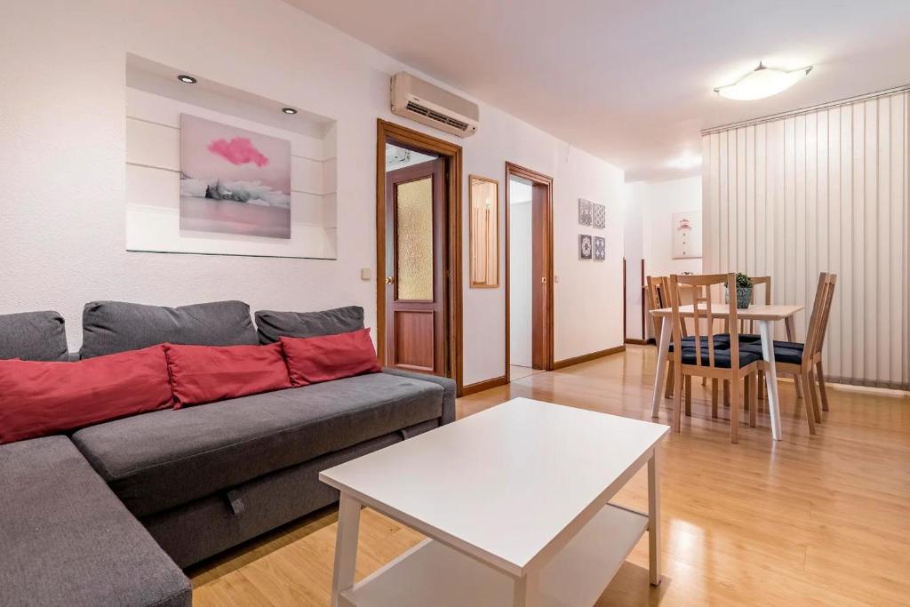 马德里AVE Apartamento Madrid Centro Atocha的客厅配有沙发和桌子