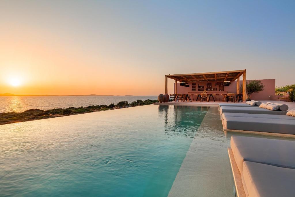 纳克索乔拉Akre Hotel的一座享有日落美景的游泳池